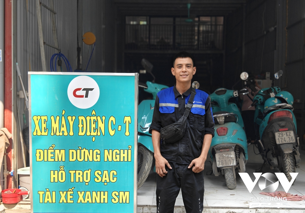 Anh Nguyễn Kim Trường, cựu nhân viên công ty xe điện, là nhà sáng lập mô hình trạm sạc, nghỉ trưa cho tài xế xe ôm