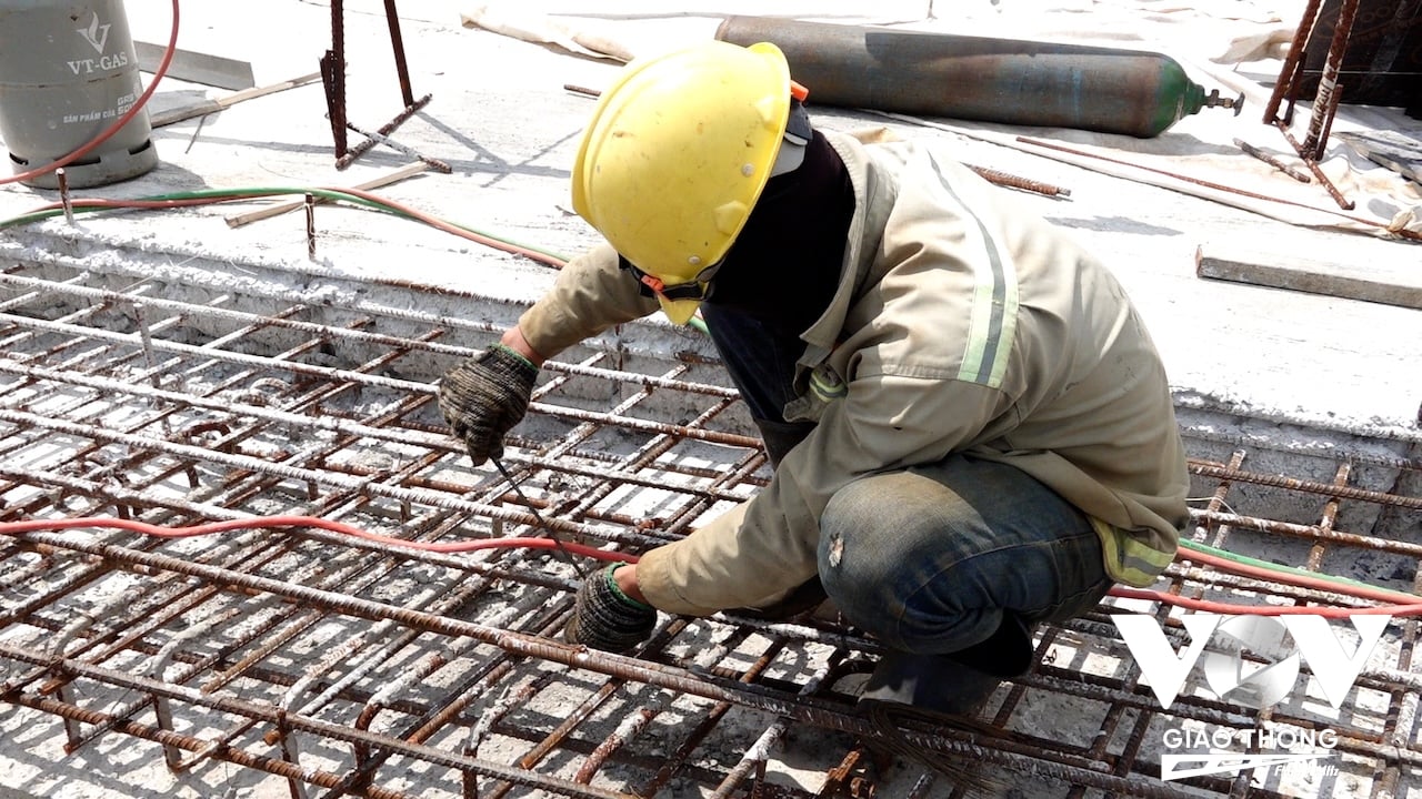 Công nhân miệt mài làm việc trên công trường