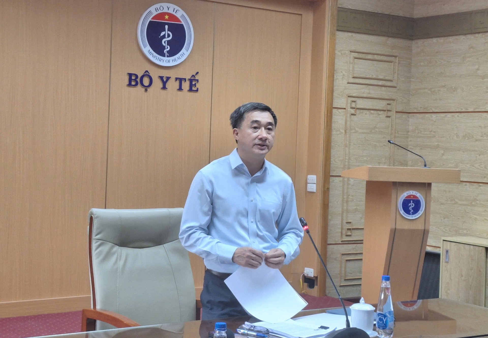 Thứ trưởng Bộ Y tế Trần Văn Thuấn