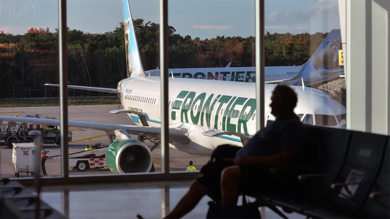 Tổng giám đốc điều hành Frontiers Airlines cho biết, vấn đề mới phát sinh đang gây khó khăn cho các hãng hàng không - Ảnh Getty