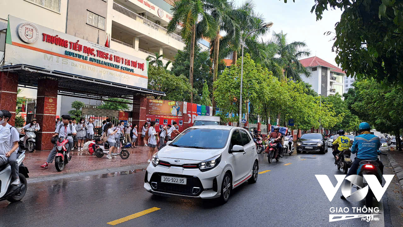 Nhiều phương tiện di chuyển nhanh qua phố Hoàng Quán Chi bởi bình thường tuyến đường này khá vắng