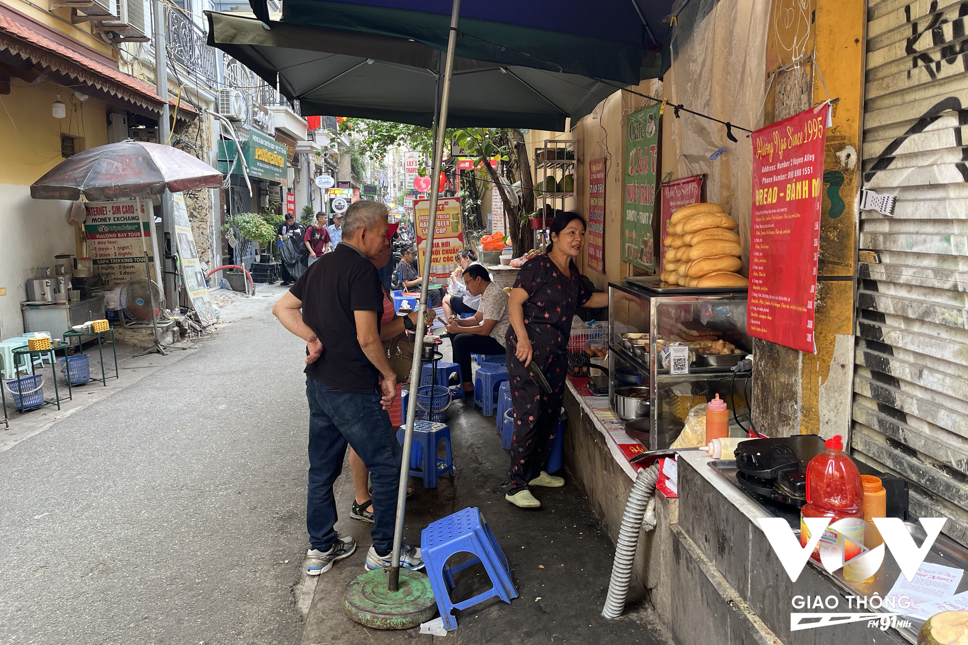 Hàng cháo giờ còn bổ sung thêm bánh mì, trứng tráng, trứng ngải cứu... Tất cả đều nép vào vỉa hè chứ không có hàng quán gì nghiêm chỉnh. Khách ngồi ăn cũng dựa lưng vào tường ngôi chùa bên cạnh. Hôm nào nắng to, hay mưa rào thì khách chỉ có nước cầm bát cháo chui vào đâu đó mà ăn...