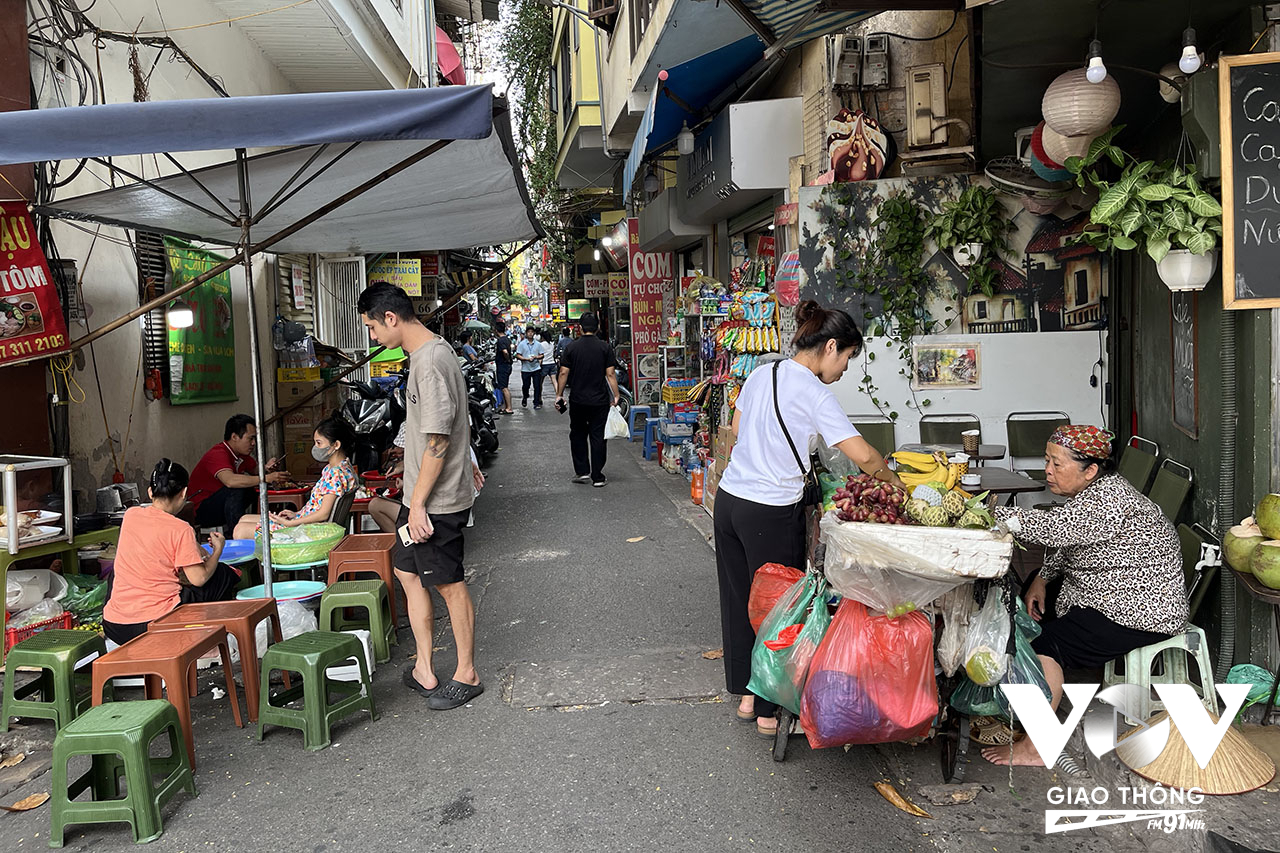 Tất nhiên, gọi là ngõ thì không thể có chỗ cho ô tô qua lại. Các phương tiện khác như xe đạp, xe máy thì vẫn đi lại bình thường, nhưng phải khéo léo luồn lách một chút, vì lúc nào con ngõ cũng đông nghịt người...