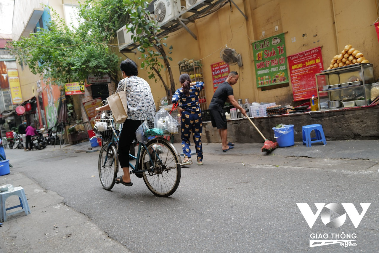 Đầu Ngõ Huyện có hàng cháo nổi tiếng mà ai cũng biết. Cháo ở đây lạ, vì cứ ngỡ cháo nấu cho trẻ con ăn dặm. Nó là bột xay nhuyễn, ninh với nước xương sườn, múc ra bát thêm chút ruốc thịt và quẩy... Ăn khá ngon. Nghe nói hàng cháo này cũng không phải 'gốc gác', mà trước có hàng cháo nổi tiếng trong ngõ Thọ Xương, sau không hiểu vì sao đóng cửa, rồi có người lại mang ra đây bày bán...