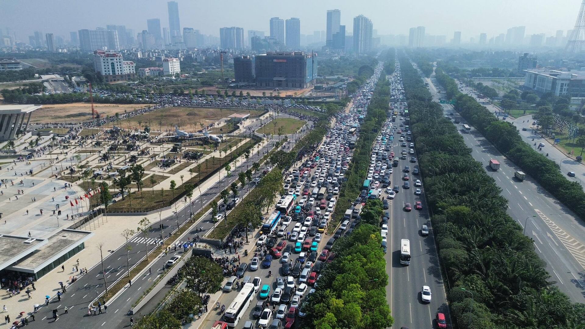 Tuyến Đại lộ Thăng Long đoạn qua bảo tàng này thường xuyên ùn tắc vào dịp cuối tuần, đỉnh điểm là chủ nhật (10-11) vừa qua ùn dài hơn 2km. (Ảnh thính giả cung cấp)