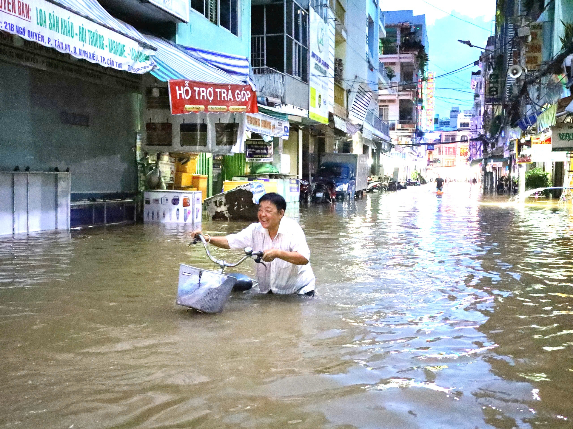 'Rốn ngập' khu vực phường Tân An, quận Ninh Kiều hồi tháng 10/2024. Nước dâng cao làm đảo lộn cuộc sống người dân.