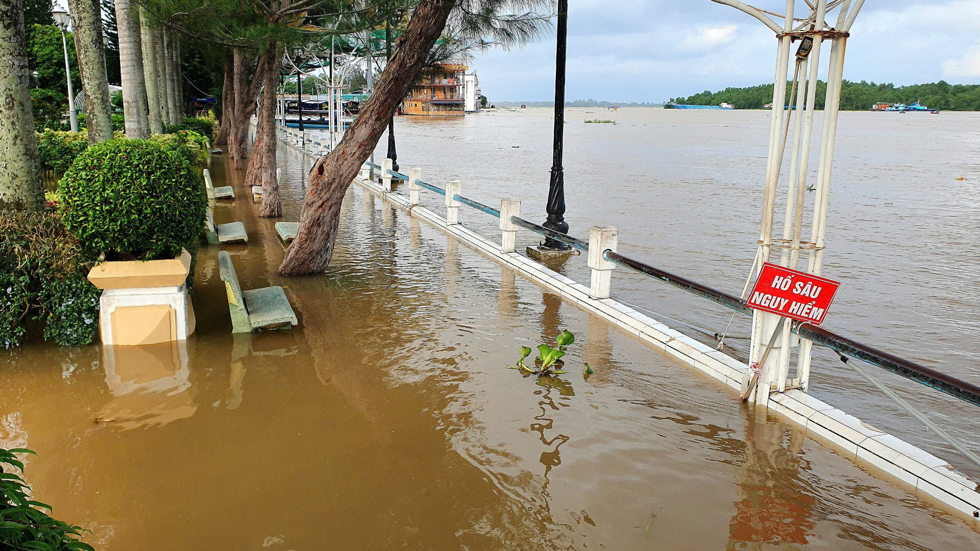 Khu vực bến Ninh Kiều thất thủ đợt triều cường tháng 10/2024