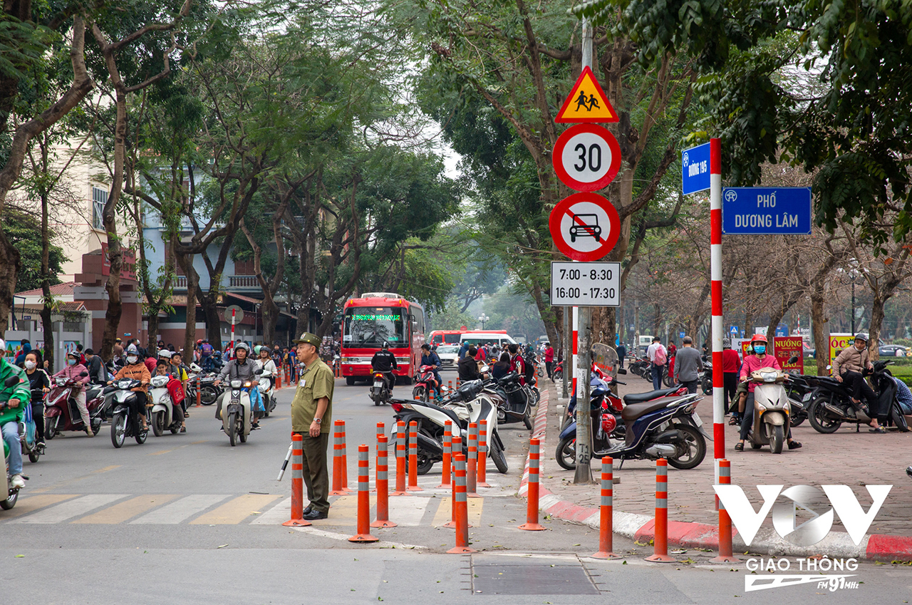 Khu vực cổng trường Tiểu học Nguyễn Du (quận Hà Đông, Hà Nội)