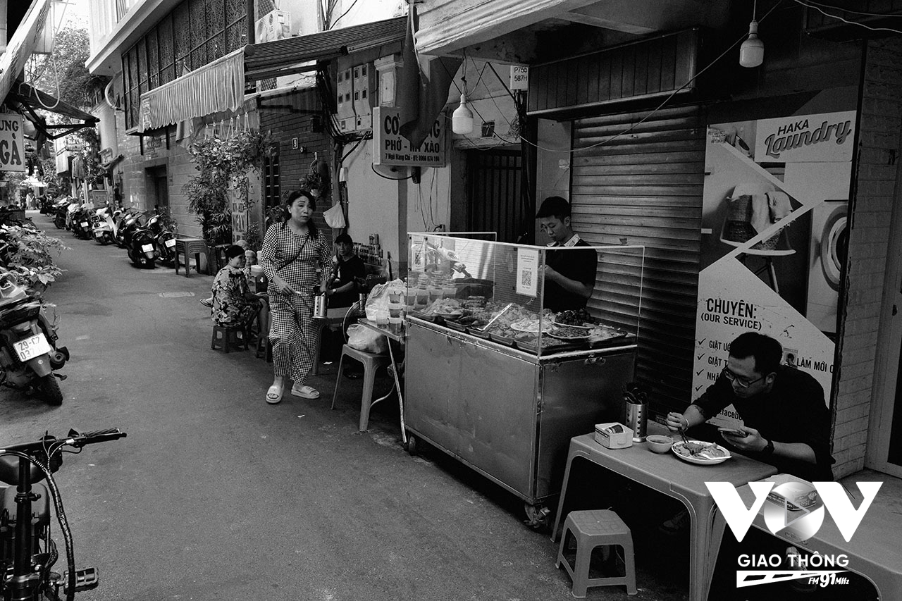 Cạnh hàng phở nhà bà Nhuận có hàng cơm bình dân của ba anh em nhà anh Thắng, quán nhỏ, dựa vào một góc vỉa hè trước cửa nhà để kinh doanh