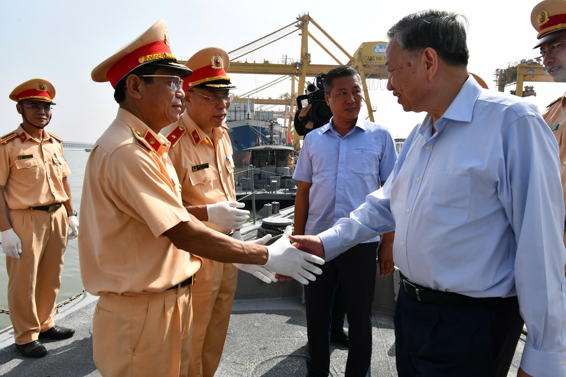 Tổng Bí thư Tô Lâm cùng các đồng chí lãnh đạo các bộ, ngành Trung ương và thành phố tham quan tàu tuần tra và tàu chữa cháy, cứu nạn, cứu hộ Hải Phòng 1