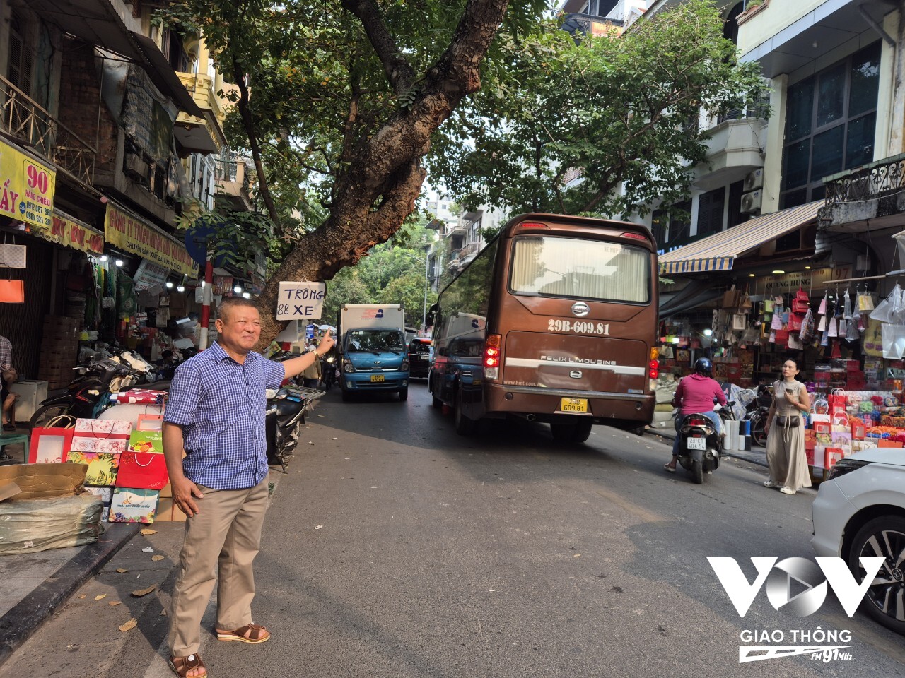 Anh Nguyễn Mạnh Hà tỏ ra ngao ngán khi chứng kiến đoàn xe hợp đồng cỡ lớn trên đương Hàng Chiếu