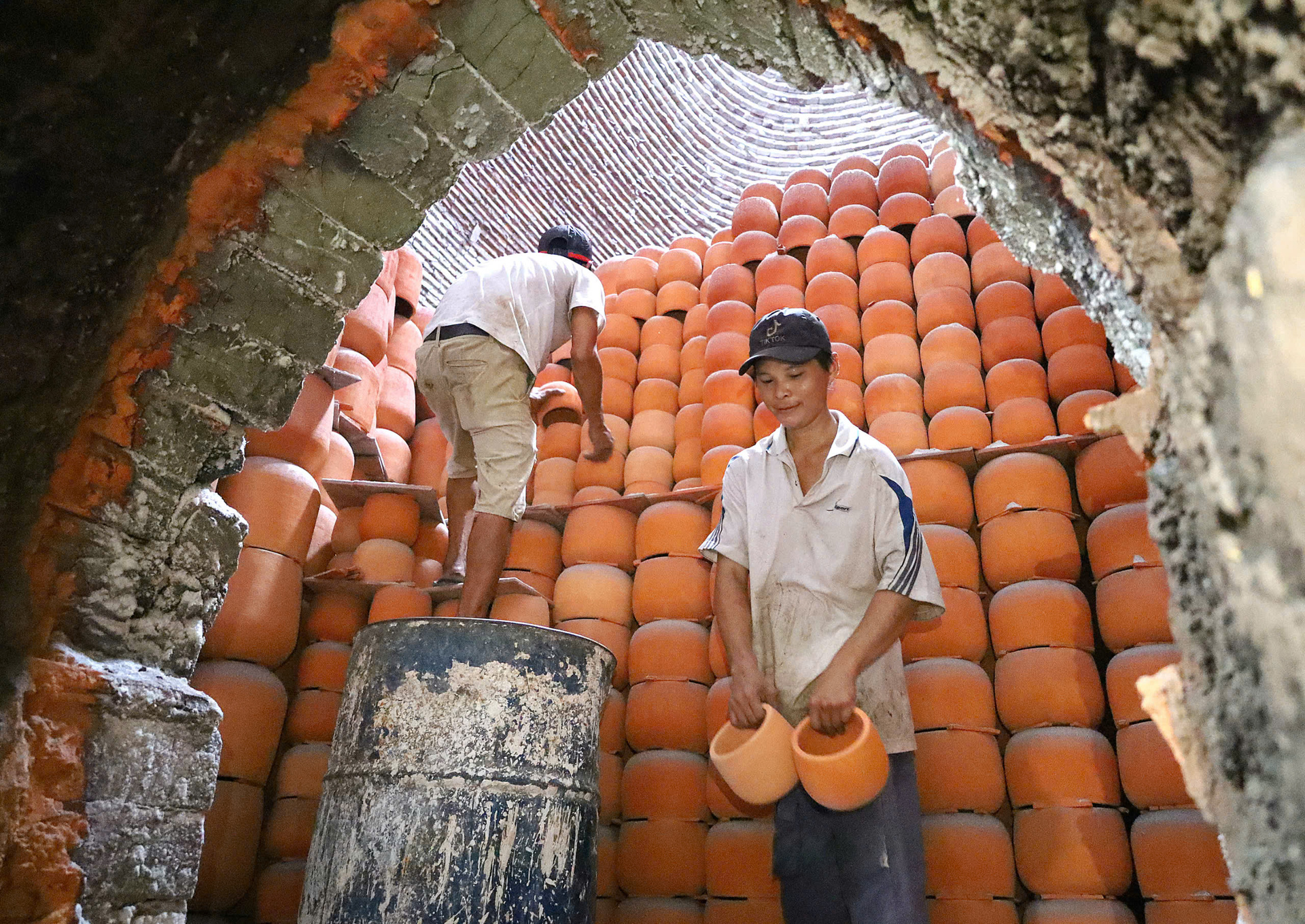 Đã từ lâu, người dân Vĩnh Long tự hào với danh xưng “vương quốc gạch đỏ” với làng nghề gạch, gốm thủ công truyền thống.