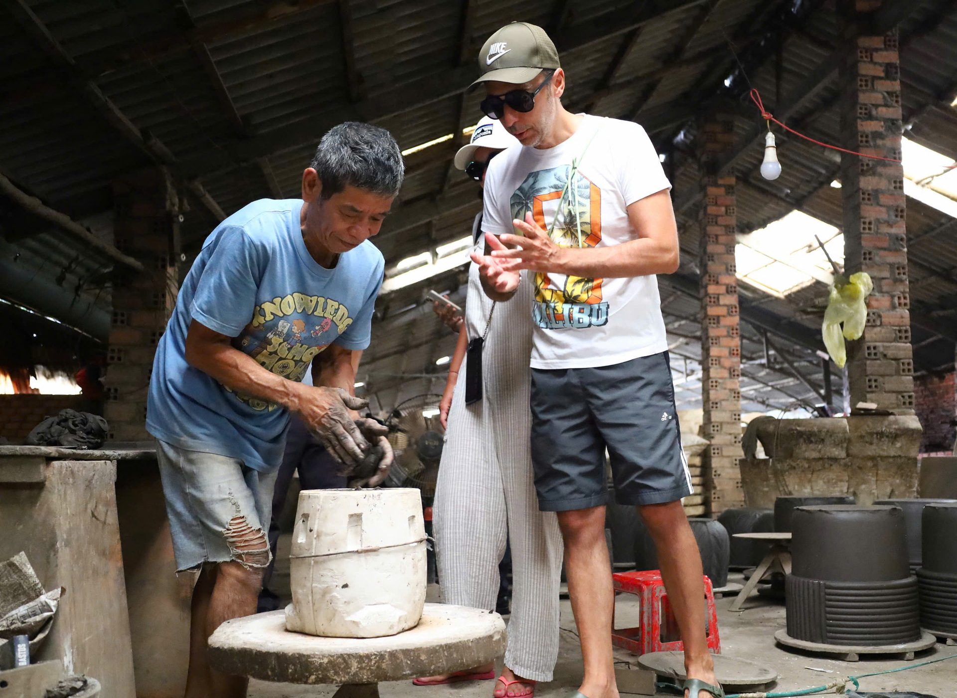 Sản xuất chủ yếu phục vụ cho các khu công nghiệp. Công nhân làm việc có khoảng 20 công nhân làm khoảng 3-4 miệng lò.