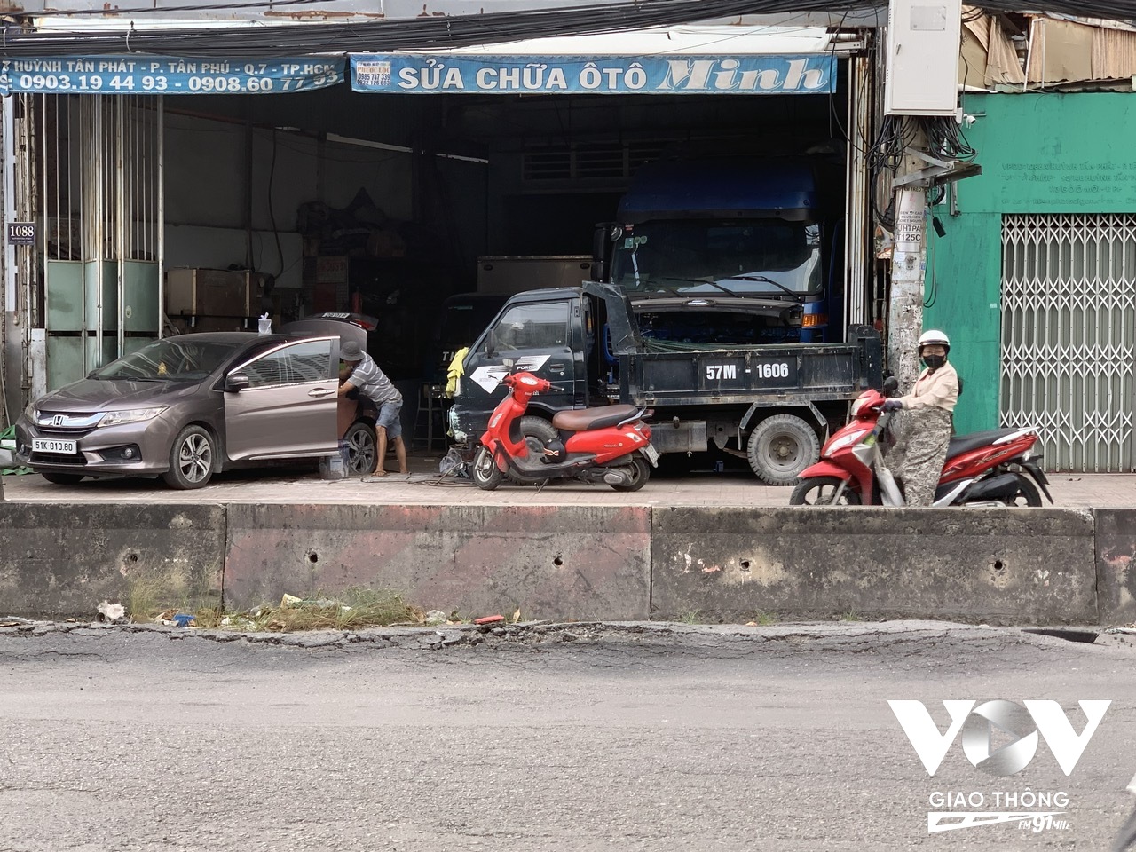 Vệt 'sóng trâu' dài nhô cao hơn mặt đường trên đường Huỳnh Tấn Phát đoạn trước Ban chỉ huy quân sự quận 7