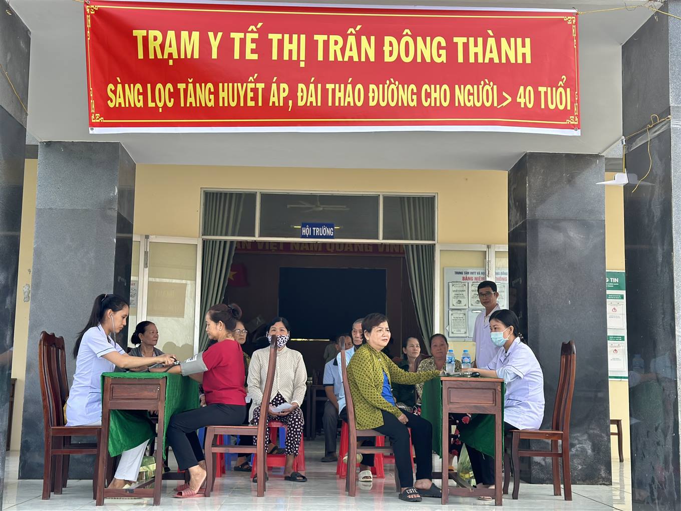 Trạm y tế xã là đơn vị đầu tiên thực hiện chức năng chăm sóc sức khỏe ban đầu cho người dân. Vì vậy, quy định mới về tổ chức, điều kiện bảo đảm hoạt động của trạm y tế (Ảnh minh hoạ: longan.gov.vn)