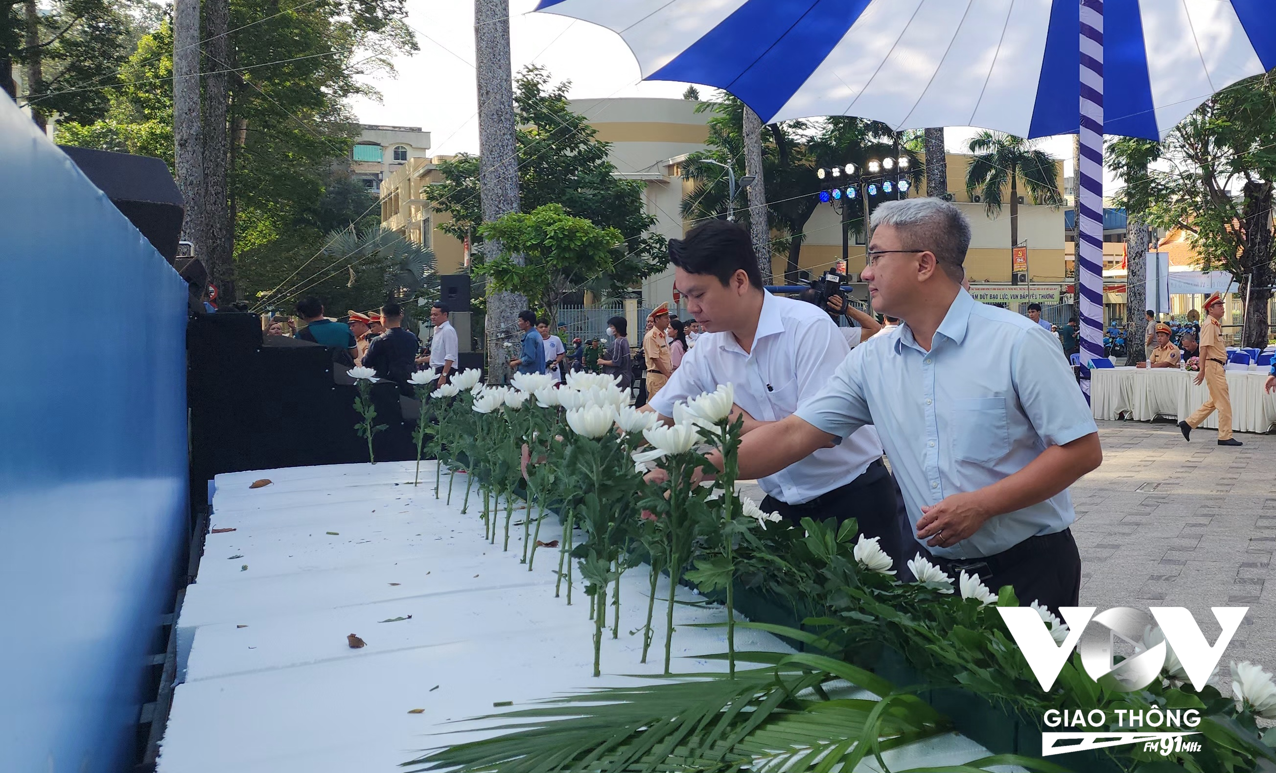 Cán bộ, công nhân viên các sở, ngành dâng hoa tại Lễ tưởng niệm các nạn nhân tử vong do tai nạn giao thông năm 2024