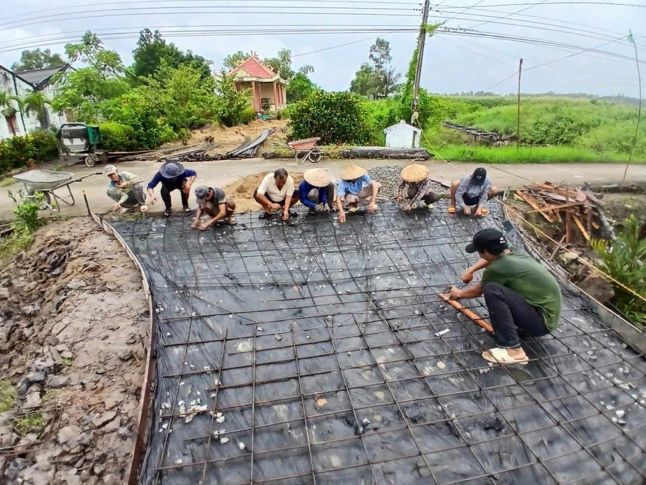 Đến nay, nhóm thiện nguyện của anh Thanh đã xây dựng khoảng 110 cây cầu nông thôn. (Ảnh: Nhân vật cung cấp)