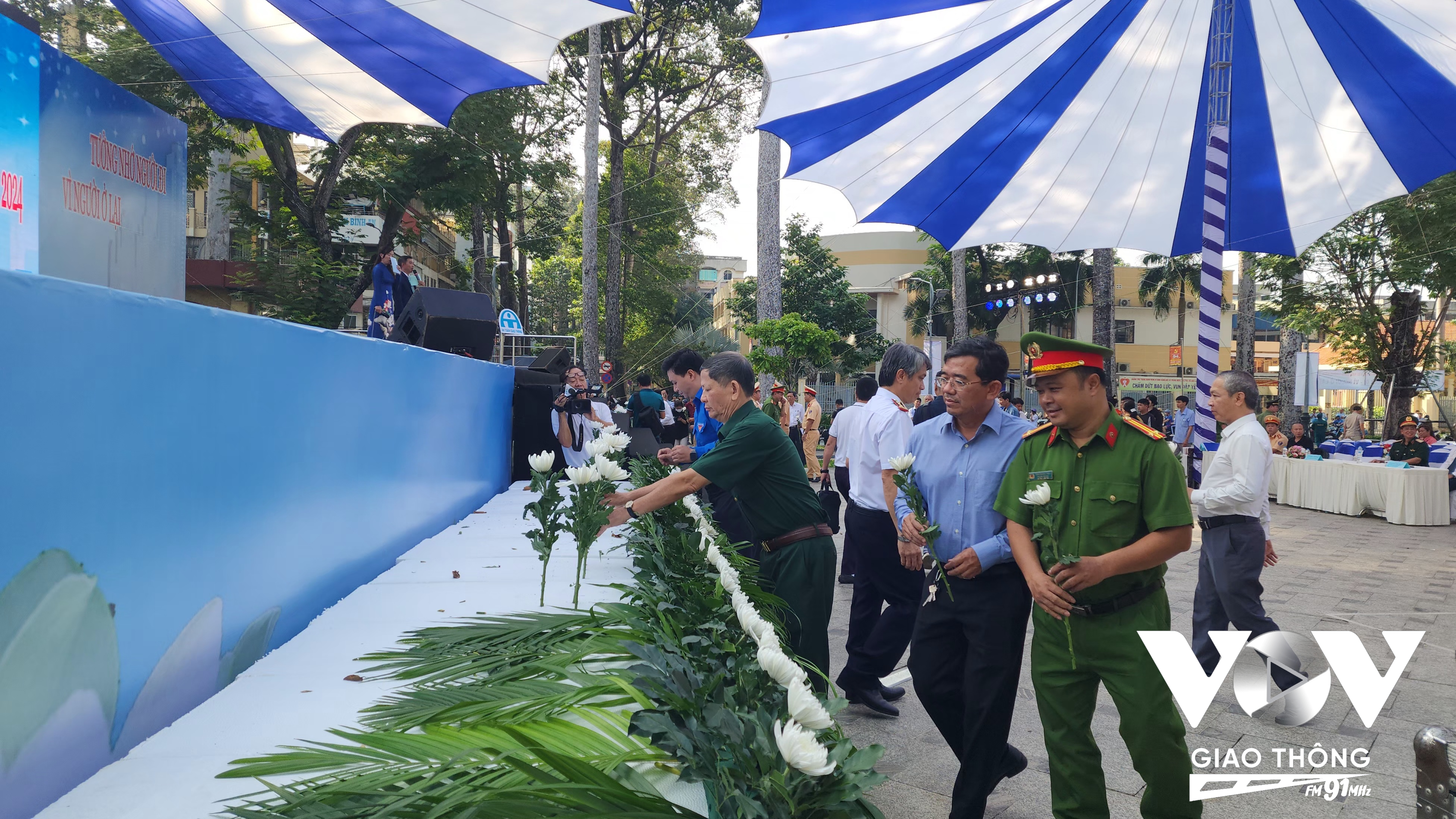 Lực lượng vũ trang dâng hoa tại Lễ tưởng niệm các nạn nhân tử vong do tai nạn giao thông