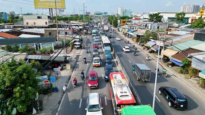 Quốc lộ 1 qua huyện Bình Chánh (TPHCM) thường xuyên ùn tắc. Ảnh: Lao động