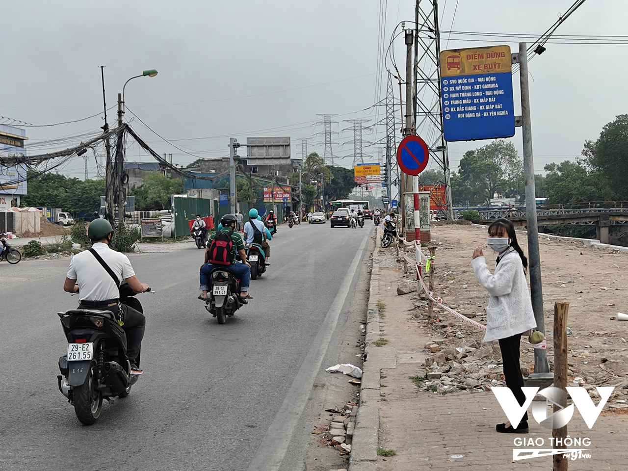 Chị Đỗ Thu Hương, hành khách đi xe buýt 10 năm nay lộ trình Hoàng Mai-Hà Đông, rất mong mỏi có vỉa hè và nhà chờ khang trang ở các tuyến buýt ngoại ô.