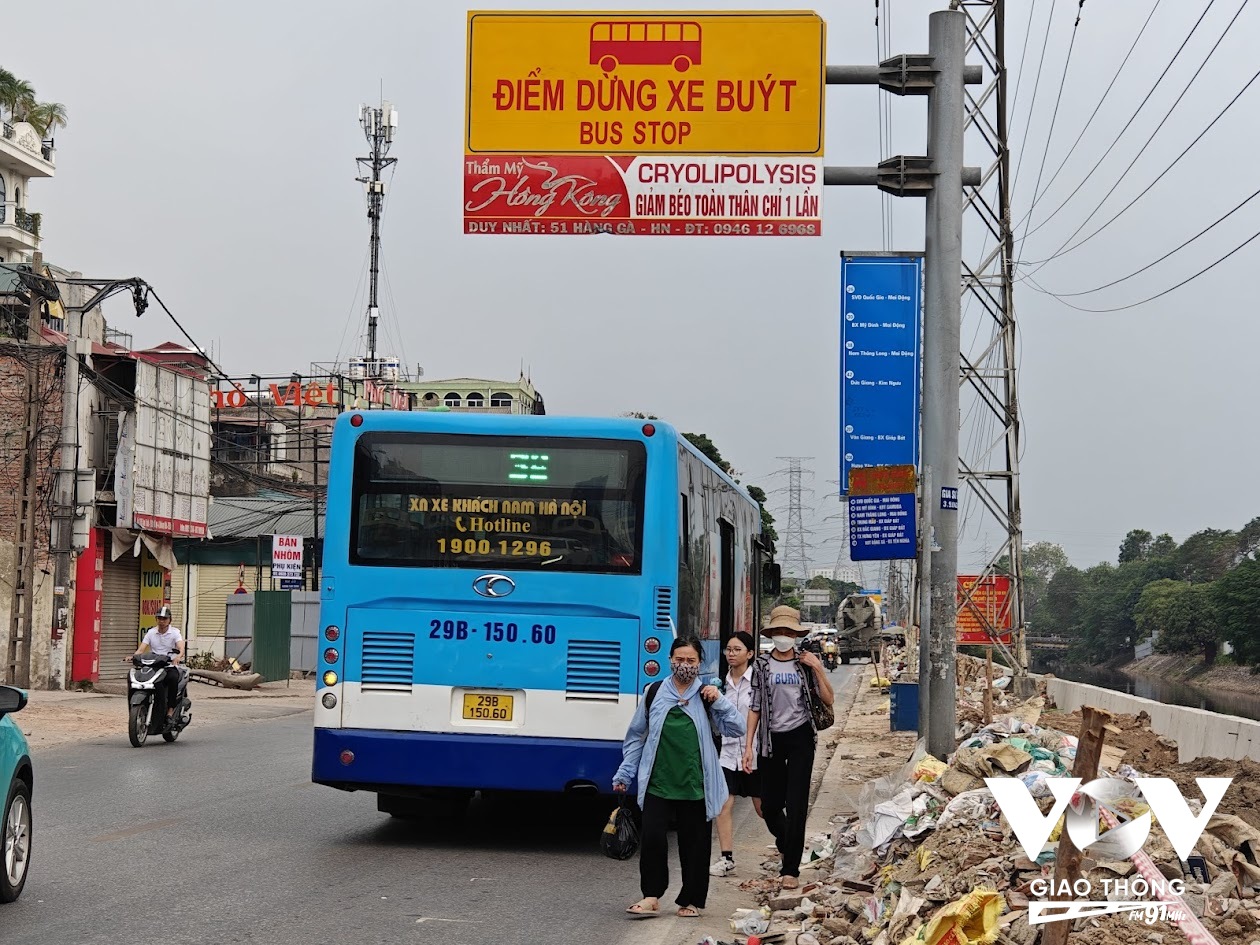 Dọc tuyến Tam Trinh đang có dự án mở rộng đường, các điểm dừng trả khách xe buýt bị thu hẹp tối đa không gian.