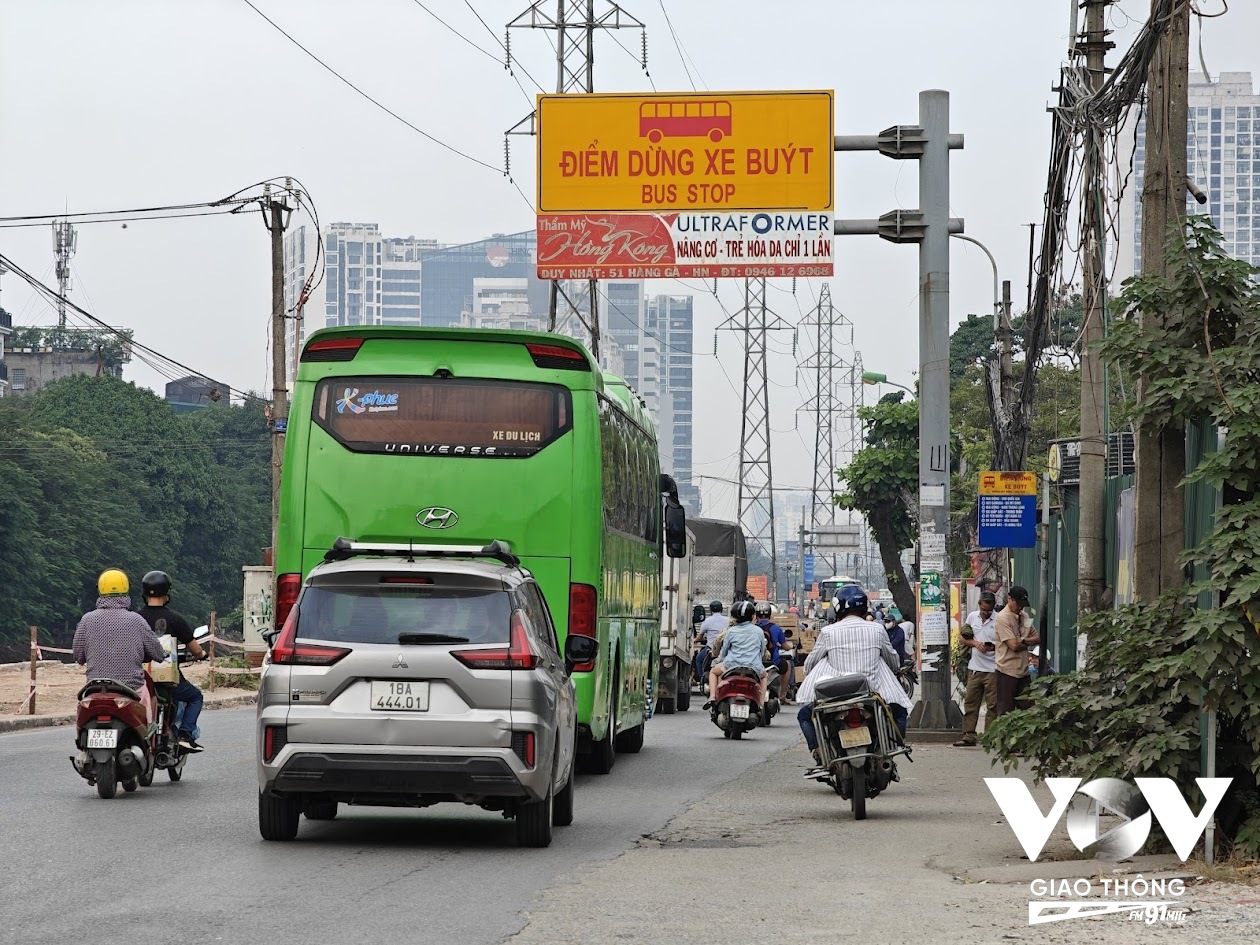 Nhiều nơi, người dân phải đứng chờ ở nơi không có vỉa hè.