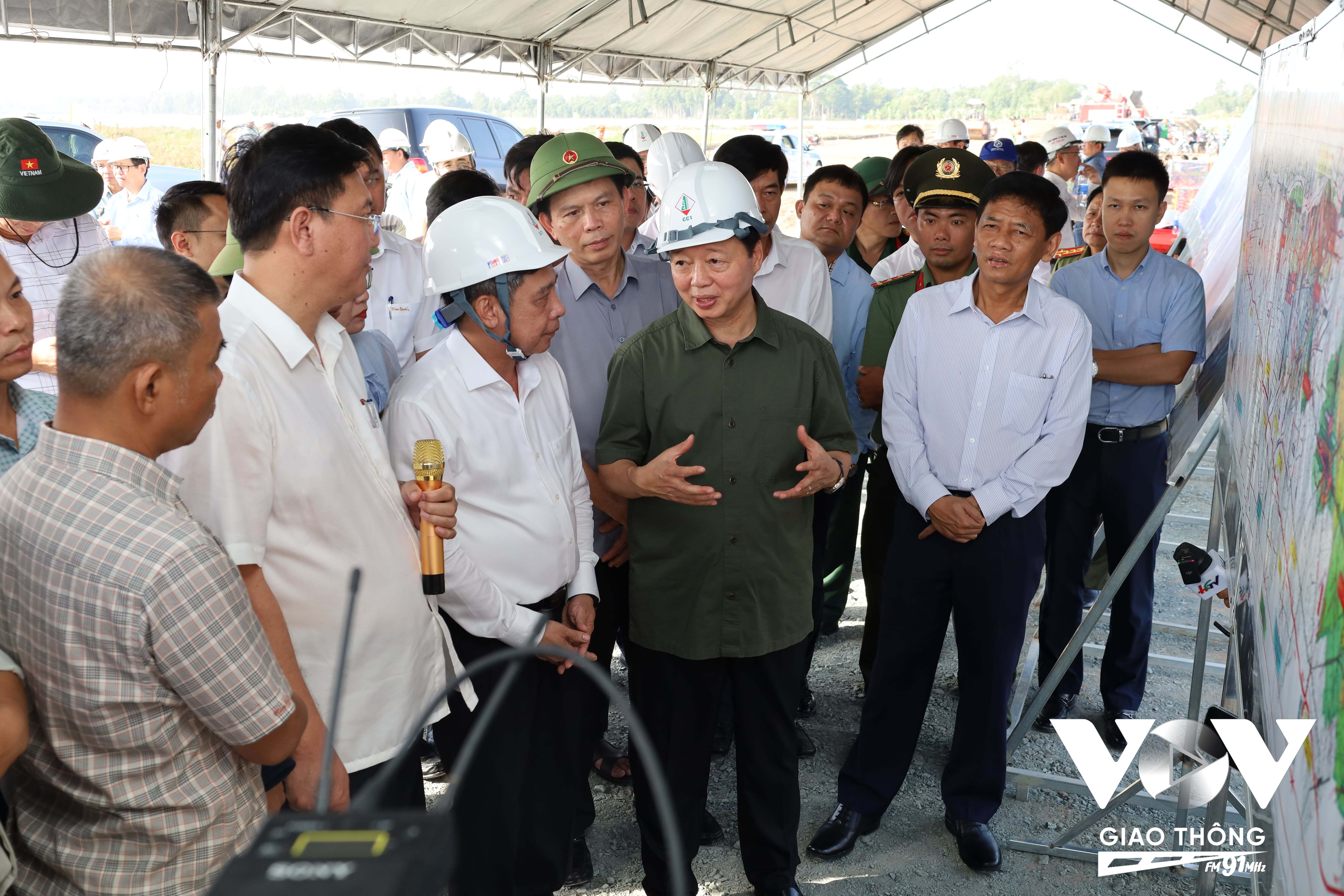 Phó Thủ tướng Trần Hồng Hà cũng lưu ý, xây dựng đường cao tốc phải đảm bảo yếu tố đặc thù của vùng sông nước miền Tây