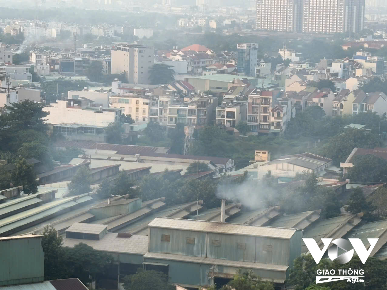 Cột khói cao nghi ngút mang theo mùi cháy khét từ nhà máy công ty CP Dệt may Liên Phương