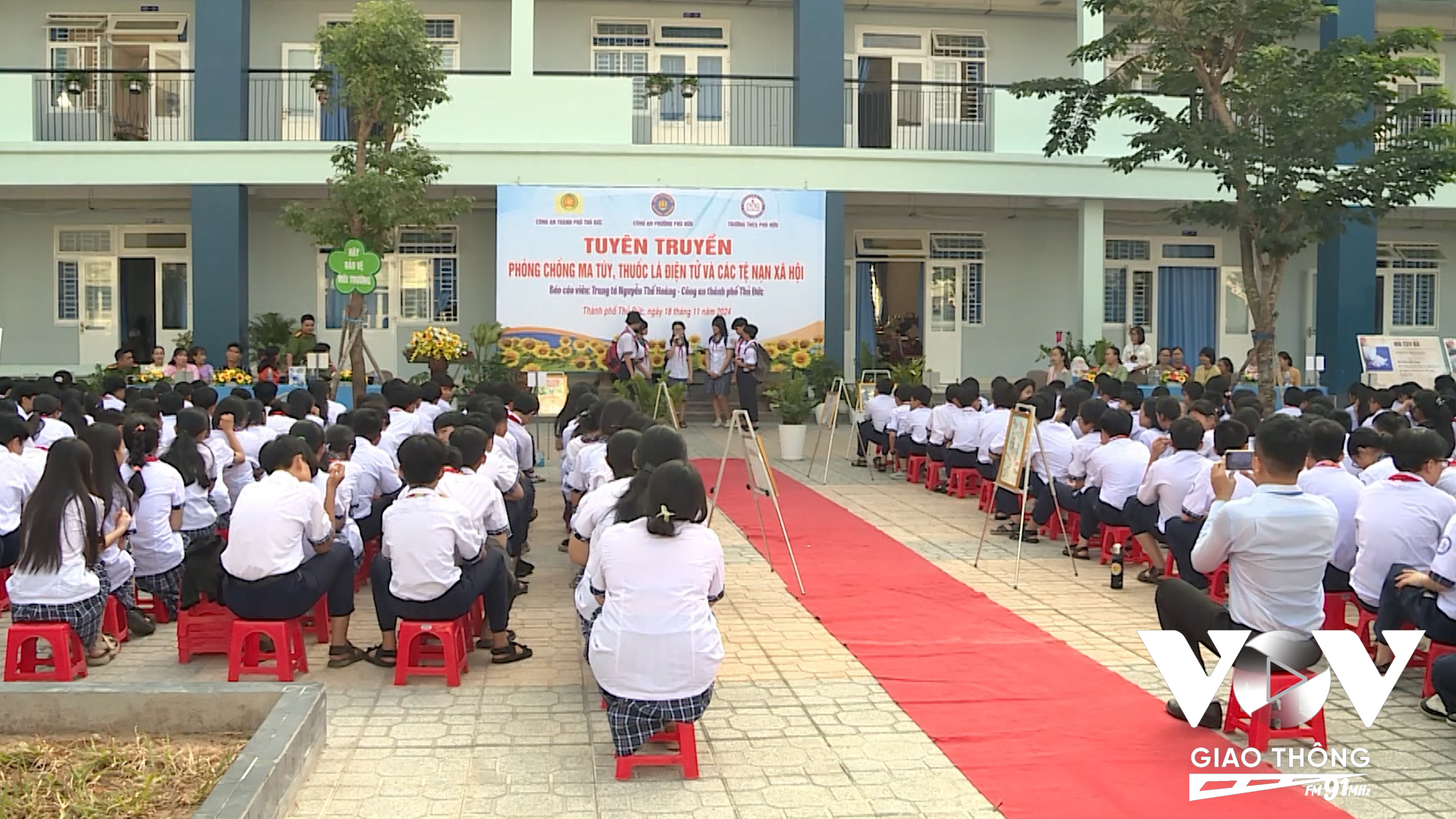 Các em học sinh Trường THCS Phú Hữu, TP. Thủ Đức tham gia tuyên truyền phòng, chống ma túy, thuốc lá điện tử và các tệ nạn xã hội thông qua các tiểu phẩm do các em dàn dựng.