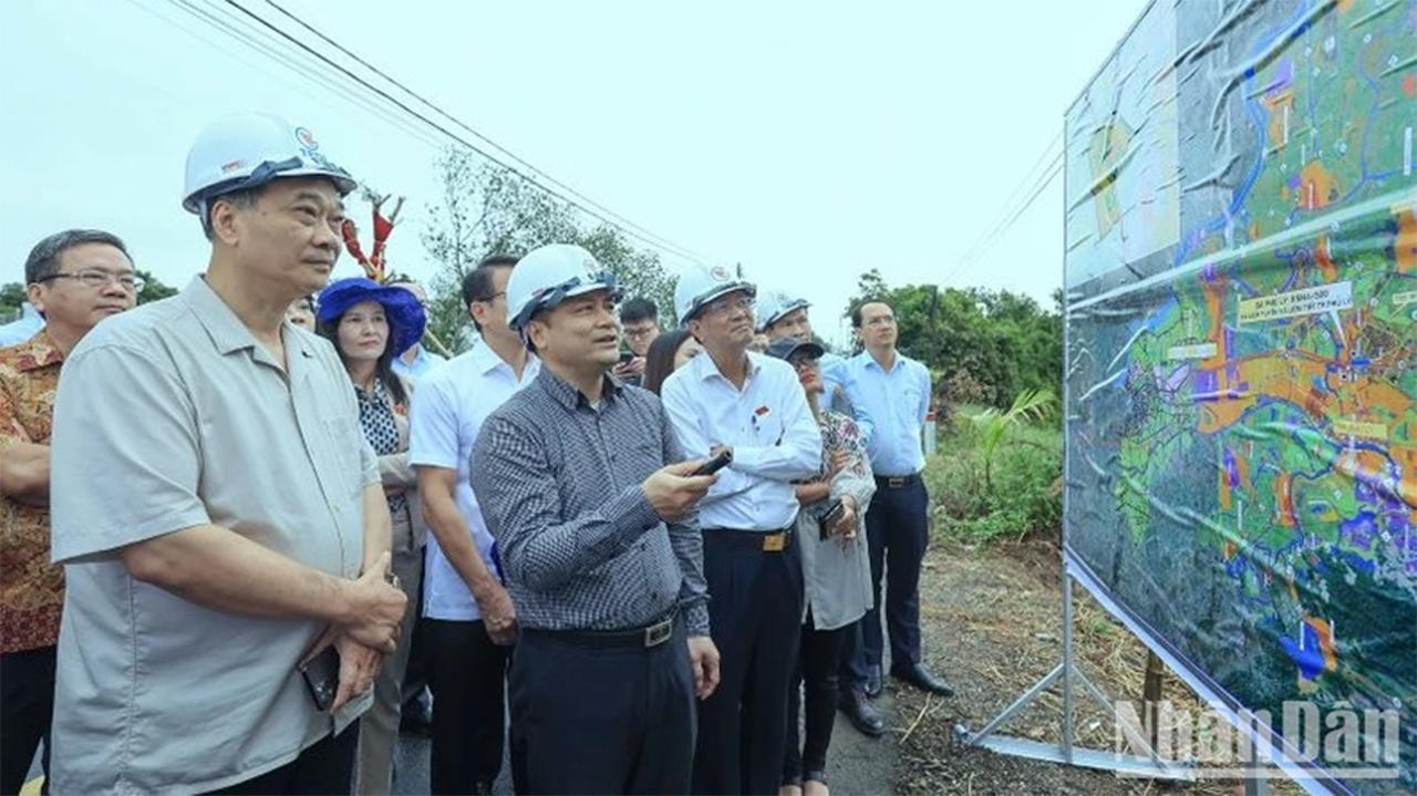 Đoàn công tác Ủy ban Kinh tế của Quốc hội khảo sát vị trí dự kiến đặt ga Nam Định trên tuyến đường sắt tốc độ cao.