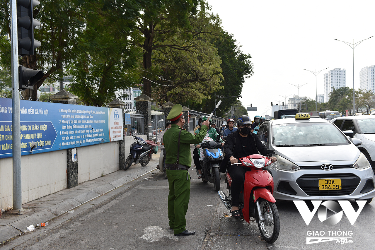 Trong ngày 22/11, tổ công tác liên ngành gồm Đội CSGT đường bộ số 14 và Công an quận Hoàng Mai cũng tiến hành kiểm tra đột xuất đối với các phương tiện kinh doanh vận tải hành khách trong bến xe Giáp Bát, đồng thời yêu cầu các tài xế xe ôm, xe công nghệ, chủ hàng quán không chiếm dụng lòng lề đường và vỉa hè