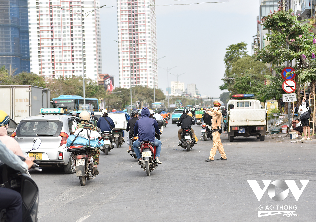 Từ nay đến cuối năm, lực lượng CSGT thủ đô sẽ phối hợp với Công an khu vực để tiến hành kiểm tra thường xuyên kết hợp với mật phục, kiên quyết xử lý tình trạng các nhà xe đón trả khách sai quy định trên đường. Đặc biệt là tại các tuyến đường cửa ngõ, nơi có bên xe khách liên tỉnh, điểm nóng về ùn tắc và TNGT để đảm bảo an toàn cho người dân về quên đón Tết