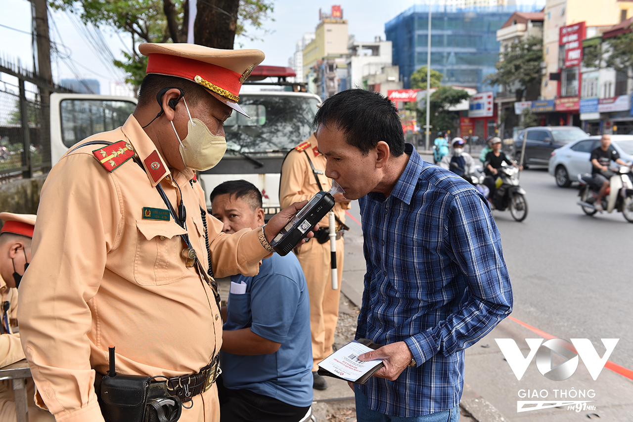 Ngoài kiểm tra hành chính, các tài xế còn được yêu cầu kiểm tra nồng độ cồn và ma túy