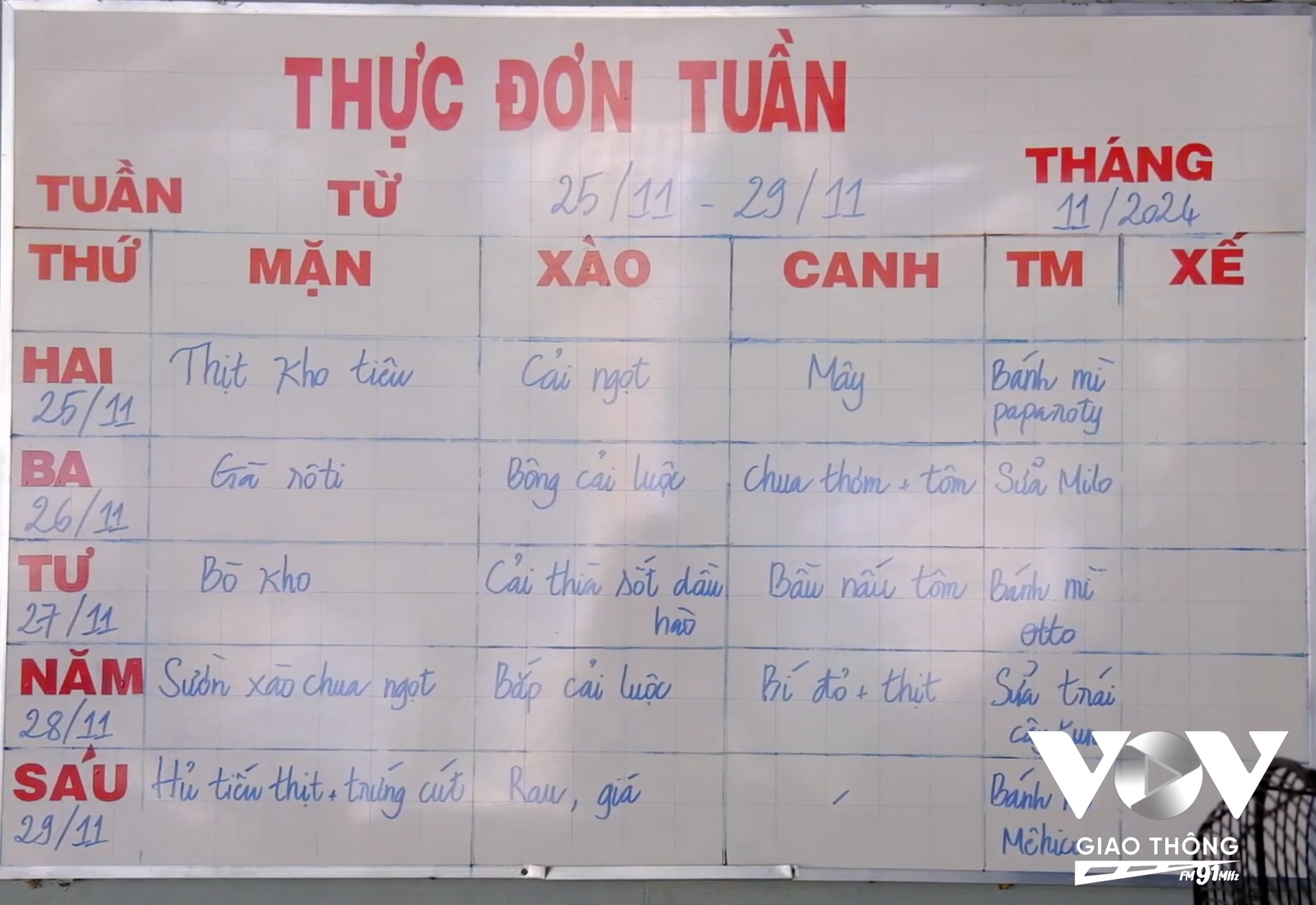 Thực đơn tuần tại bếp ăn ghi nhận vào 25/11/2024, không có thông tin về định lượng các món ăn