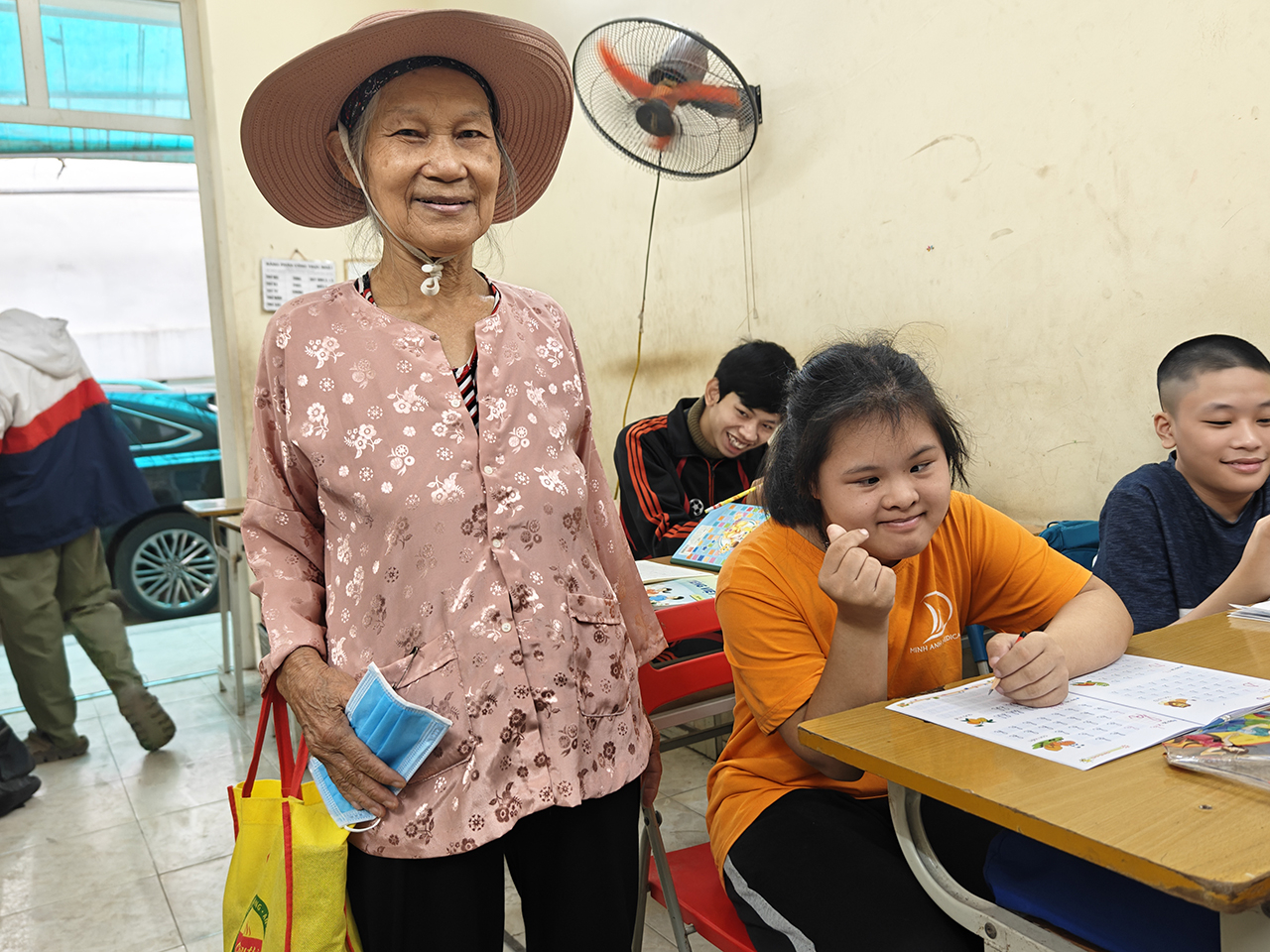 Bà Lê Thị Liên và cháu (ở Đền Lừ, Hoàng Mai, Hà Nội) cảm kích trước tấm lòng của thầy cô giáo tại các cơ sở giáo dục miễn phí, giàu lòng nhân ái như thế này.