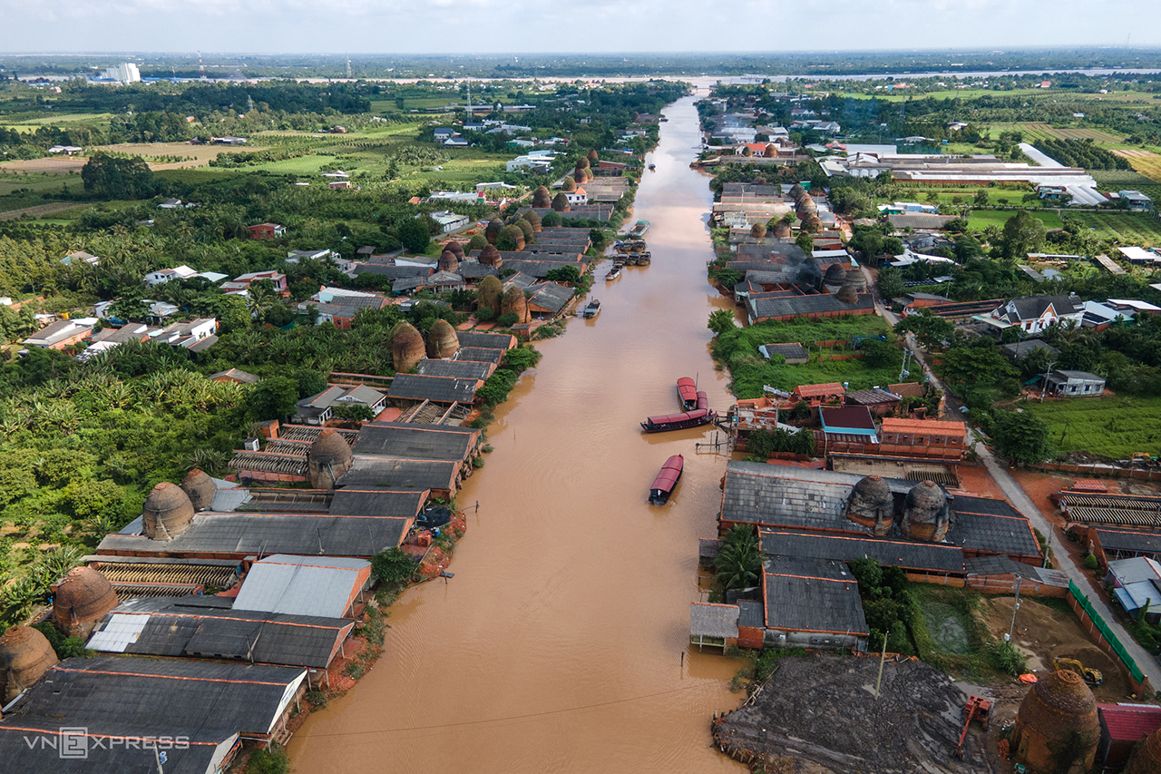 Kinh Thầy Cai trở mình làm du lịch, đưa đón khách tham quan lò gạch