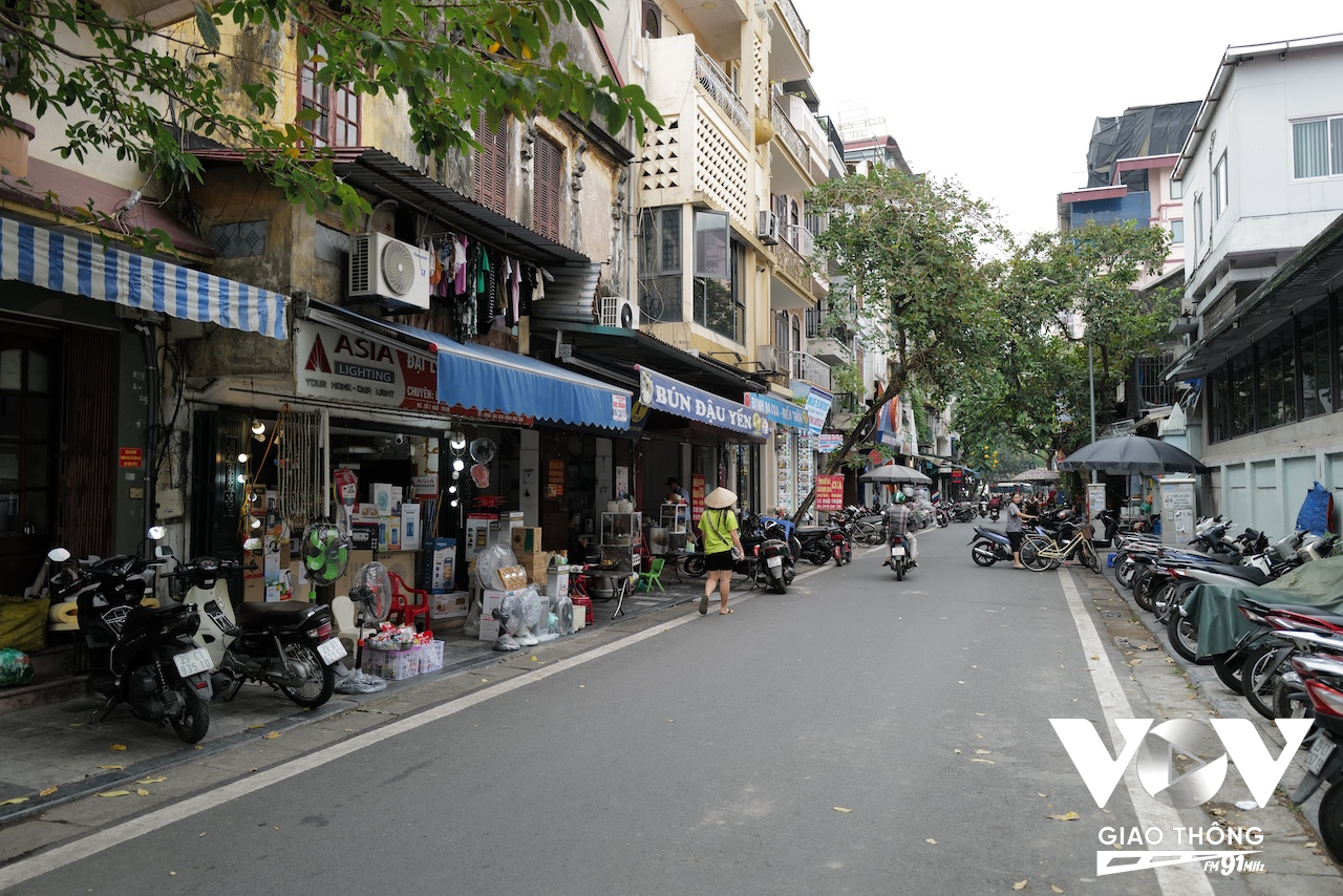 Ngõ Trạm với lòng đường khá rộng rãi, giao thông thuận tiện. Đi thông từ phố Hàng Điếu trước cổng chợ Hàng Da sang phố Phùng Hưng