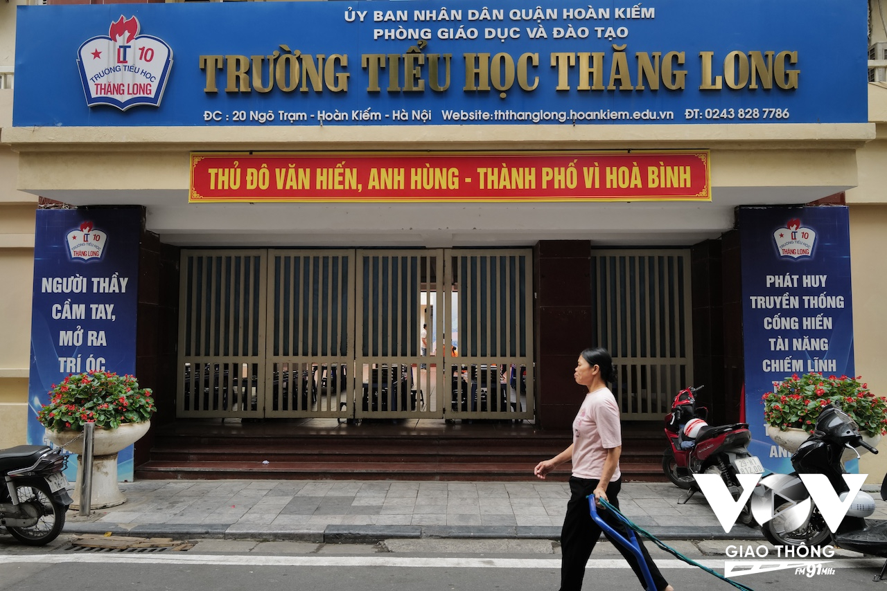 Ở Ngõ Trạm, còn có một nơi khá đặc biệt, là ngôi trường tiểu học Thăng Long. Được xây dựng từ năm 1929, vốn là trường tư thục, nhưng ở đây có khá nhiều thầy, trò với tên tuổi nổi bật, góp một phần vào lịch sử của Hà Nội. Trong đó, cái tên lớn nhất phải kể đến là thầy giáo Võ Nguyên Giáp. Khoảng năm 1939, thầy giáo Võ Nguyên Giáp đã từng dạy môn lịch sử ở trường này. Cho đến nay, ngôi trường vẫn giữ được chất lượng dạy và học thuộc loại tốt nhất ở Thủ đô, như truyền thống vốn có của mình.