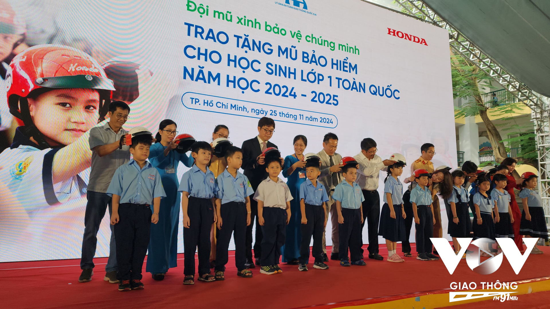 Lễ trao tặng mũ bảo hiểm cho học sinh lớp 1, năm học 2024 - 2025, tại Trường Tiểu học Giồng Ông Tố, Thành phố Thủ Đức