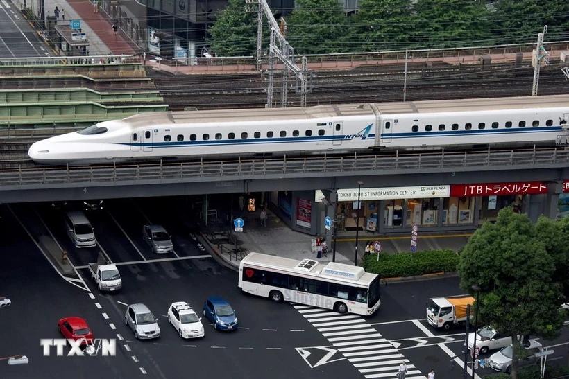 Tàu cao tốc Shinkansen di chuyển tại thủ đô Tokyo, Nhật Bản. (Ảnh: AFP/TTXVN)