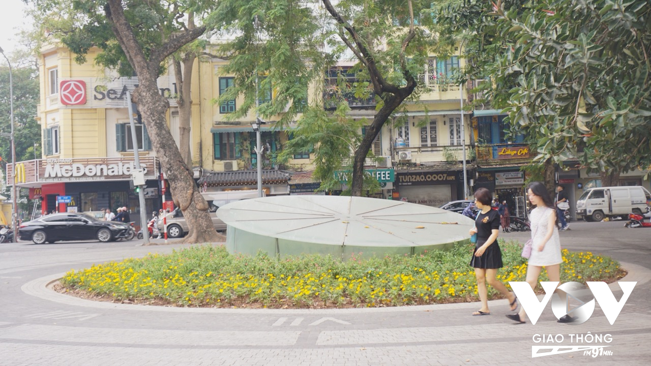 Món 'kỷ vật' khổng lồ nằm gần ngã tư Hàng Khay - Đinh Tiên Hoàng là chiếc đồng hồ mà Thụy Sỹ dành tặng Hà Nội nhân dịp kỷ niệm 1000 năm Thăng Long