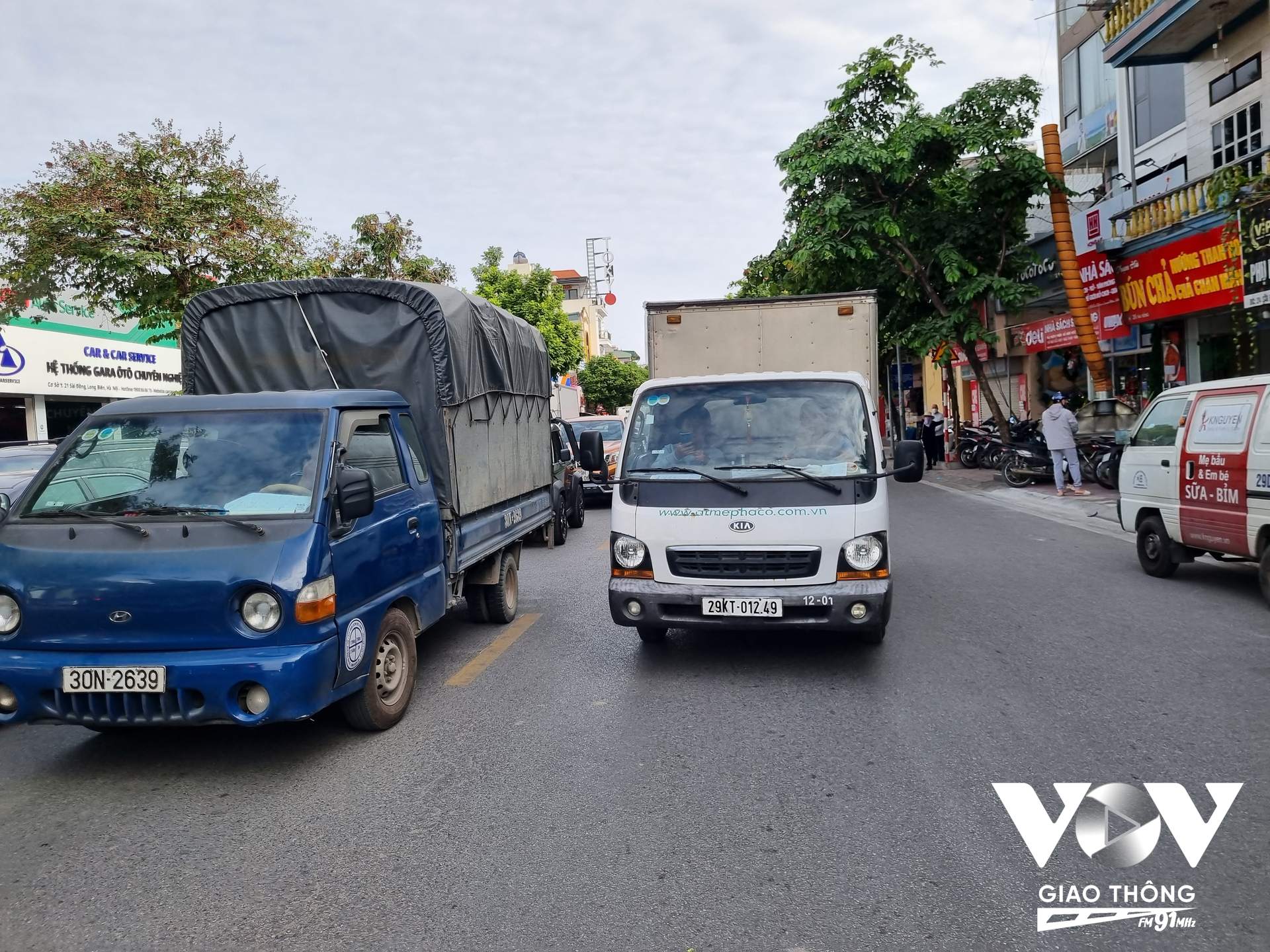 Một hình ảnh dễ thấy ở Hà Nội khi tắc đường là các phương tiện lấn sang đường đối diện để vượt qua dòng xe đang xếp hàng. (Ảnh - Minh Hiếu)