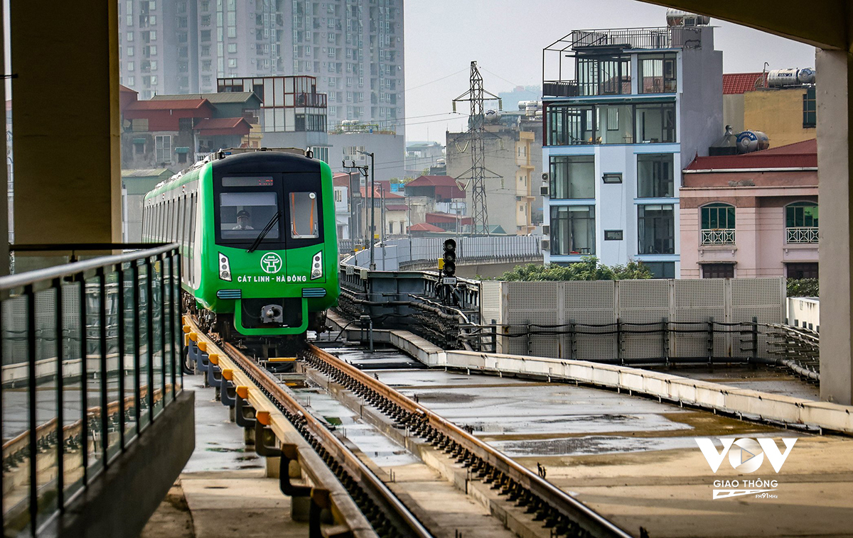 Nhiều người lựa chọn đường sắt đô thị để đi làm... thay vì đi xe máy