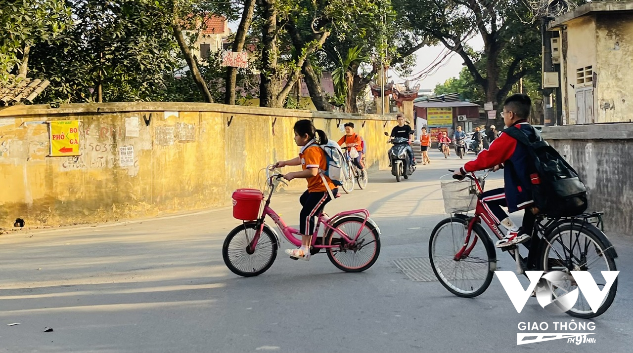 Những chiếc giỏ xe không còn là nơi để cặp như ngày xưa, vì cặp bây giờ...quá nặng