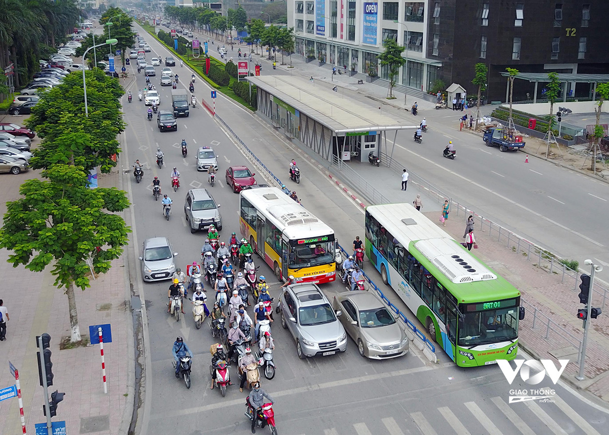 Hà Nội cần dành nhiều quỹ đất cho phương tiện vận tải công cộng hoạt động?