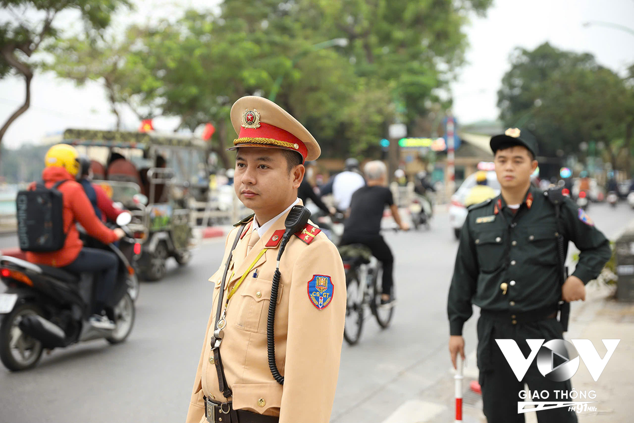 Tổ công tác đặc biệt liên tục triển khai trong các khung giờ cao điểm tại các tuyến phố nội đô nhằm kịp thời phát hiện các trường hợp vi phạm luật giao thông đường bộ