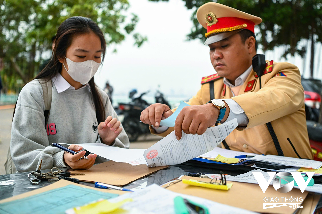 Trong các trường hợp vi phạm quy định về đội mũ bảo hiểm, nhiều trường hợp còn là học sinh ngồi trên ghế nhà trường