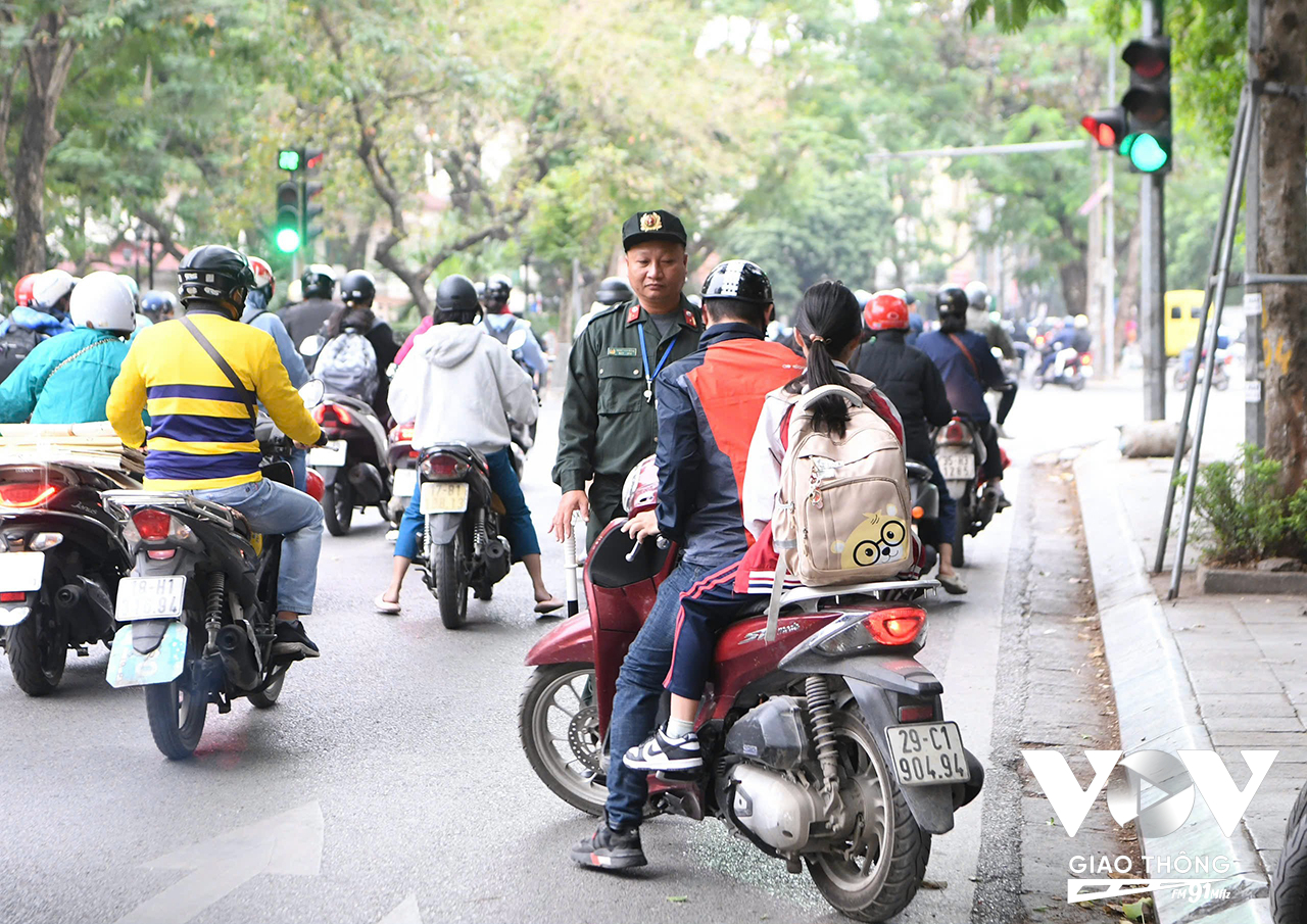 Vẫn còn nhiều trường hợp phụ huynh không đội mũ bảo hiểm cho con em khi tham gia giao thông