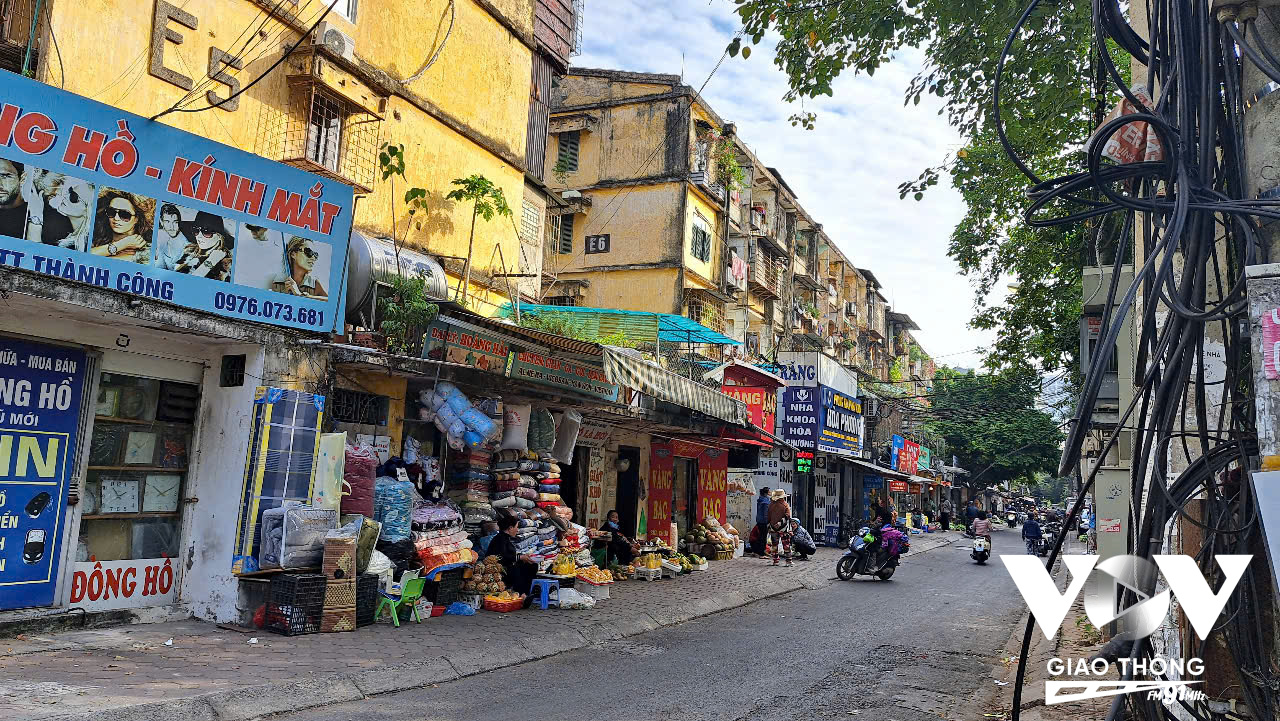 Chợ Thành Công, quận Ba Đình, Hà Nội hiện có hàng chục cửa hàng, địa điểm bán hoa quả theo nhiều quy mô khác nhau, nhưng chiếm số lượng lớn là những sạp, hàng rong bán trên vỉa hè