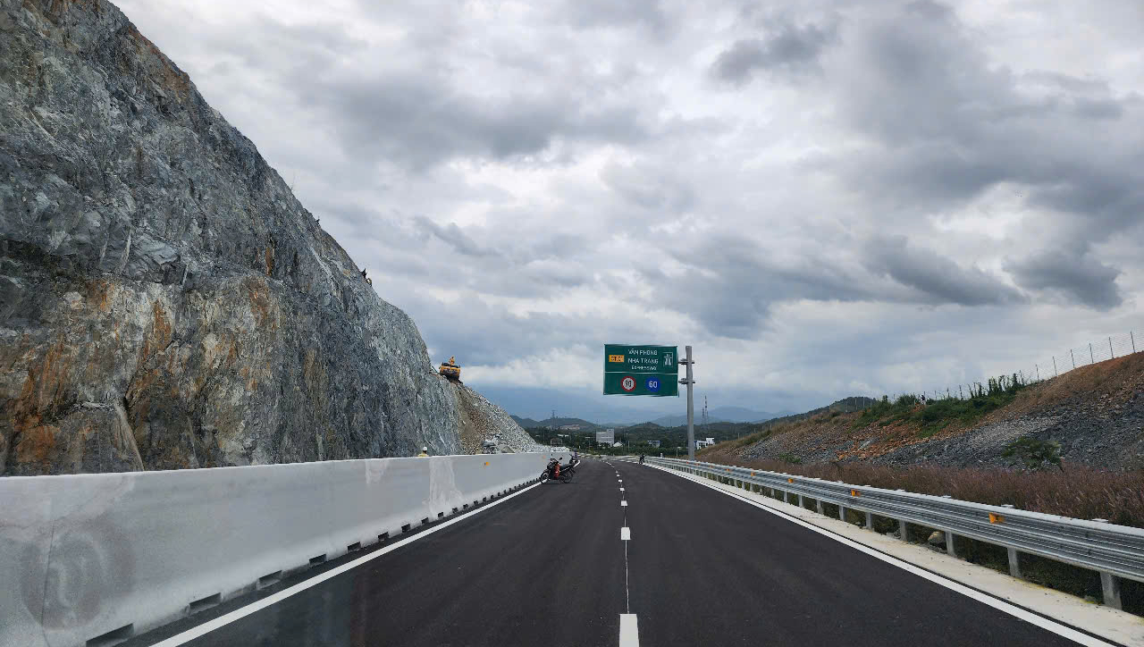 Dự án Vân Phong - Nha Trang hiện đã cơ bản hoàn thành tuyến chính, đang hoàn thiện hệ thống ATGT